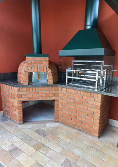 Churrasqueira e forno em tijolo mesclado